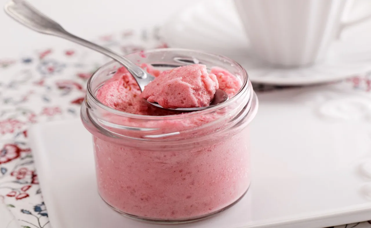 mieszanie galaretki z jogurtem mikserem