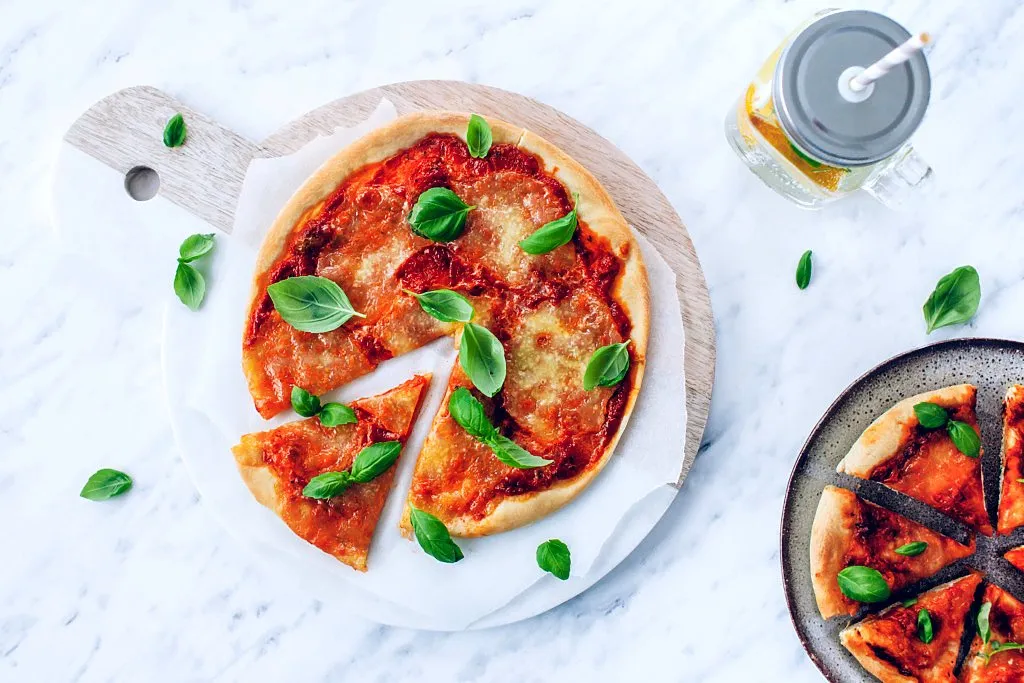 pizza margherita z kilkoma dodatkami