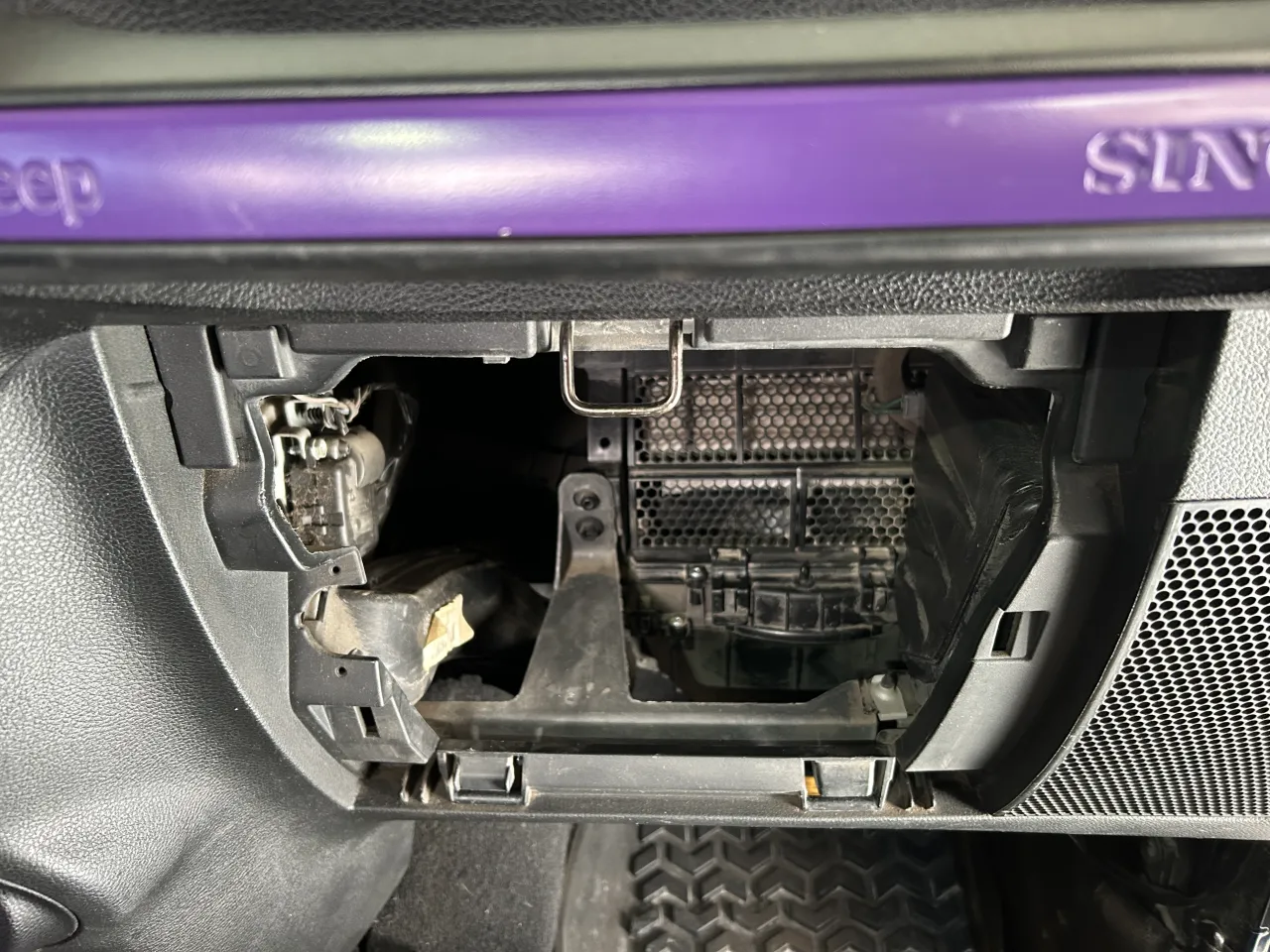 Jeep Commander XK cabin filter location diagram