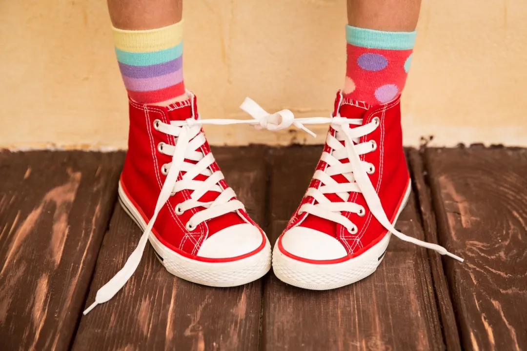 kolorowe wzorzyste skarpetki do trampek stylizacje