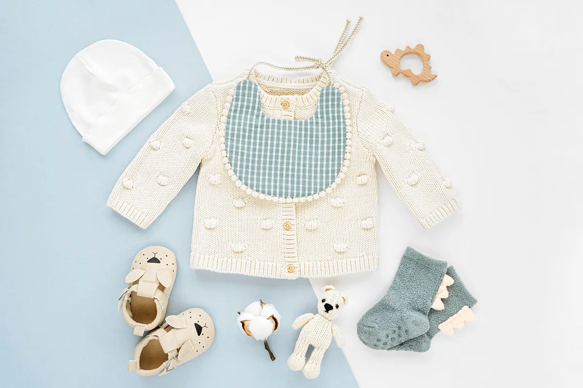 wyprawka noworodka ubranka flat lay