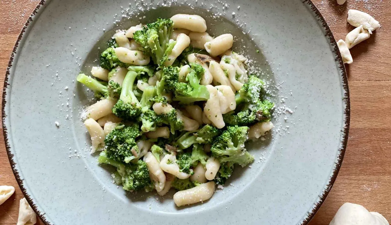 ingredienti pasta e broccoli freschi