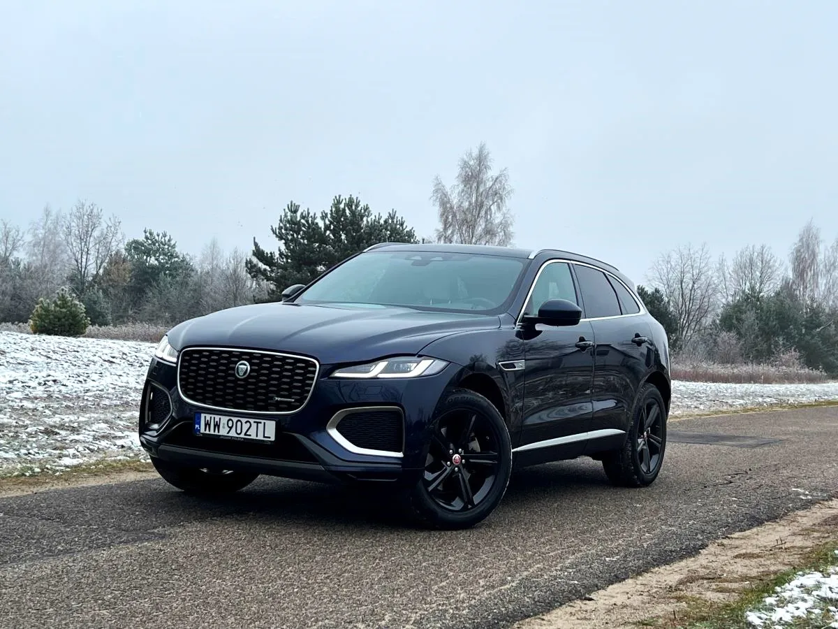 Jaguar F-Pace na tle panoramy miasta