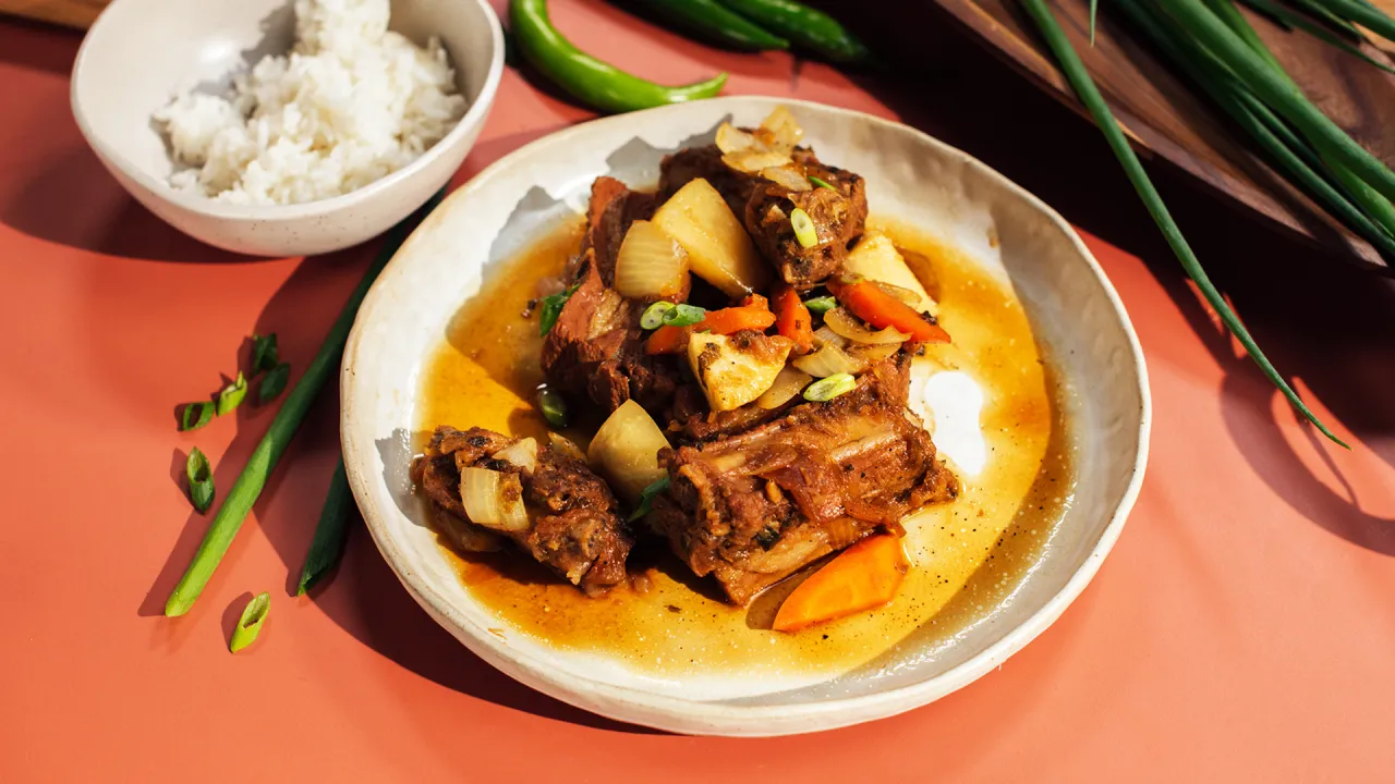 Pyszne żeberka w sosie z warzywami, idealne danie, gdy zastanawiasz się, co zrobić z ugotowanych żeberek. Podane z ryżem.