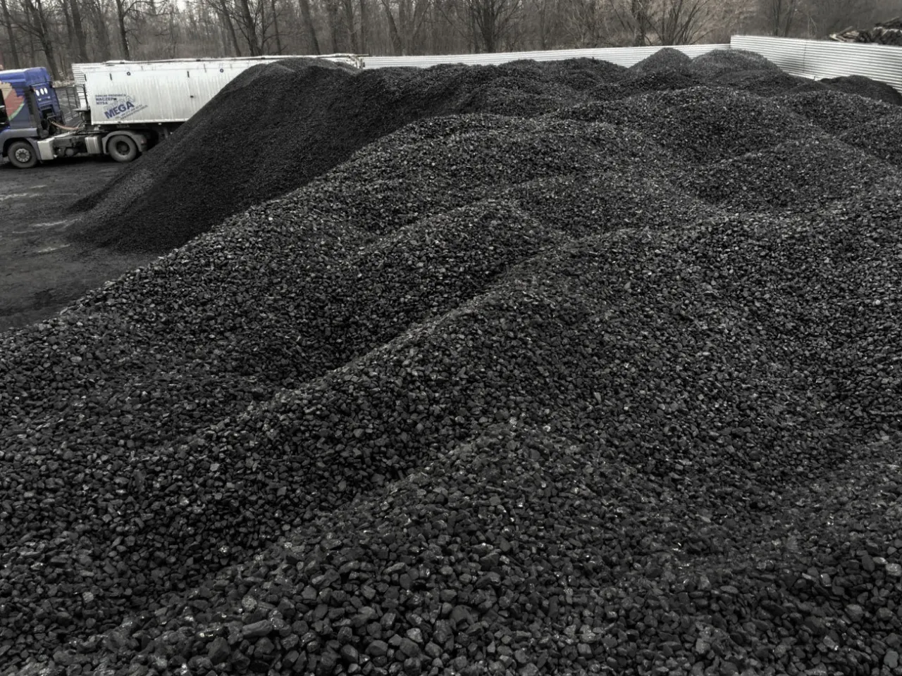 Ogromne hałdy ekogroszku czekają na transport. Szukasz, gdzie kupić ekogroszek w Niemczech? Ten widok może być inspiracją.