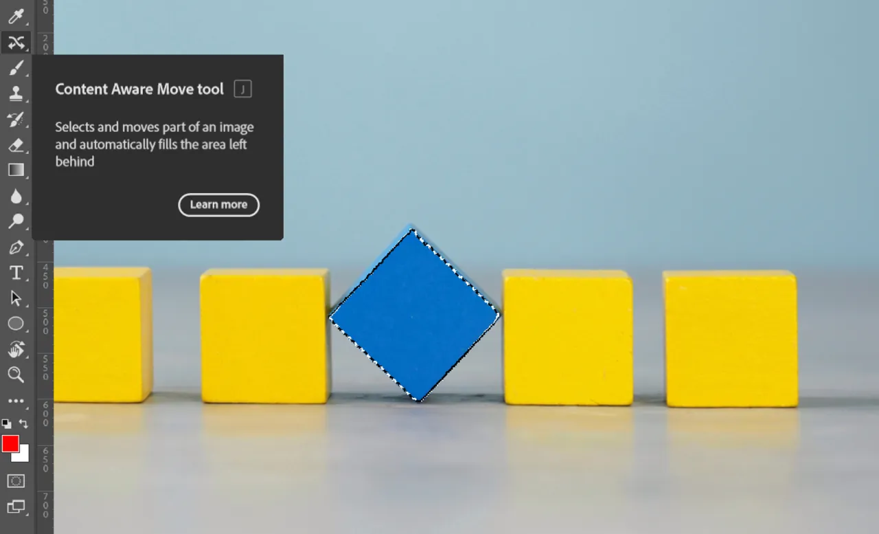 Jak usunąć element ze zdjęcia Photoshop: zaznaczono niebieski klocek, by go usunąć.