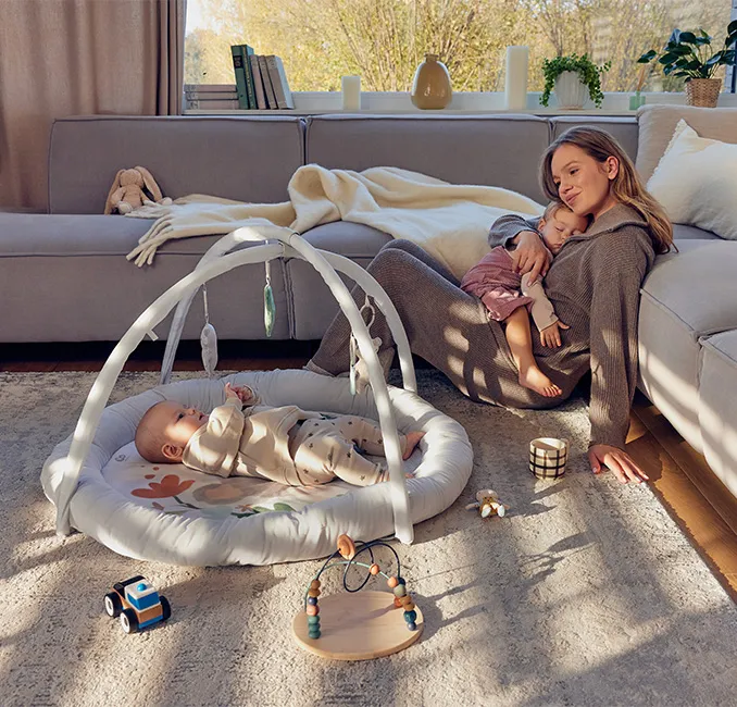 rodzic przytulający niemowlę podczas skoku rozwojowego