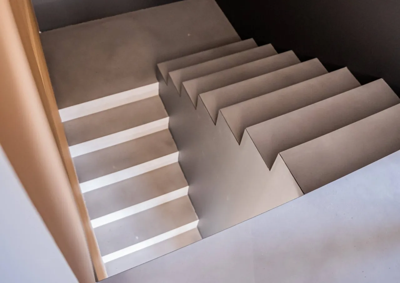 Schody wykończone mikrocementem i żywicą