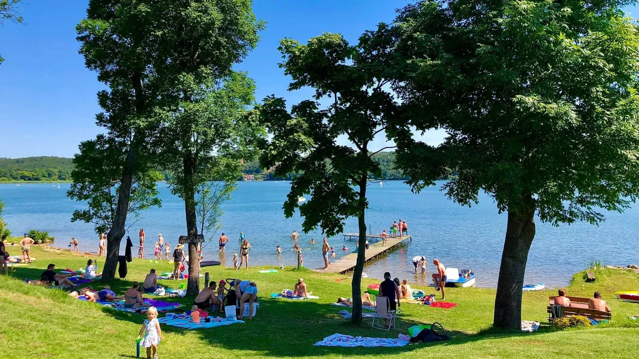 rodzina nad jeziorem z dziećmi bezpieczna plaża