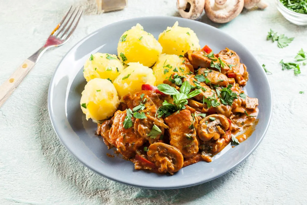 talerz gulaszu o idealnej konsystencji