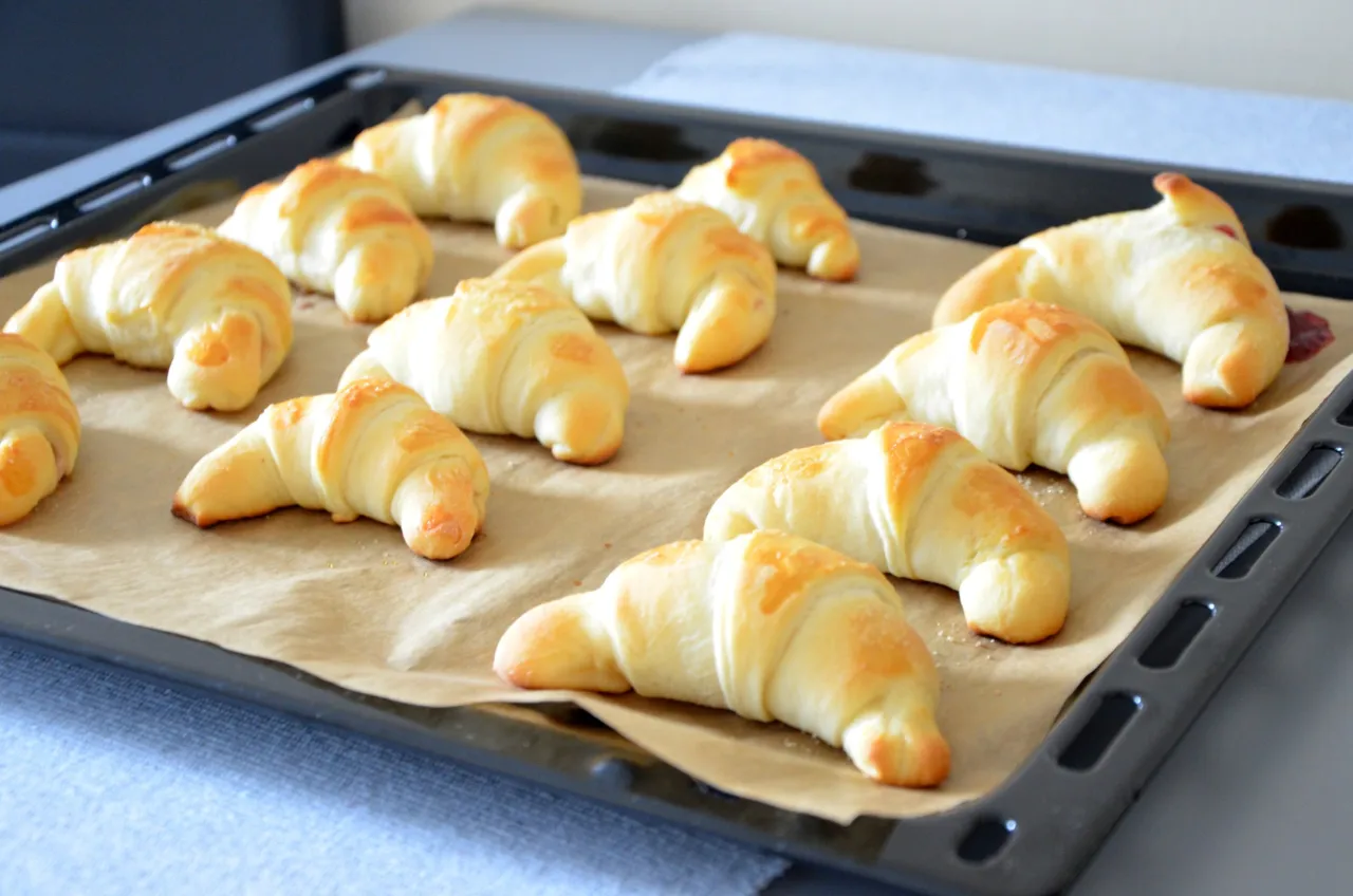 czerstwe rogaliki drożdżowe