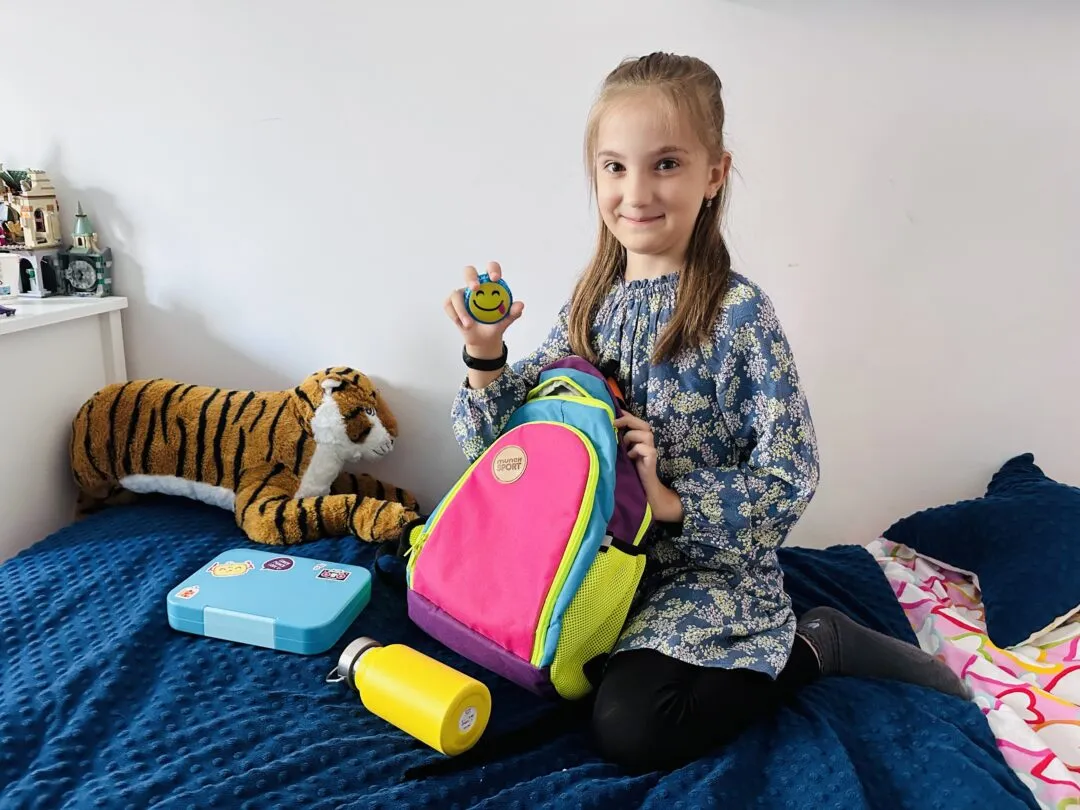 plecak na wycieczkę szkolną, dziecko pakuje plecak