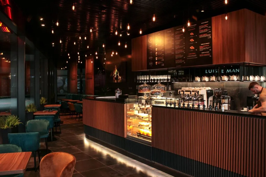 kawa i ciastko w kawiarni z widokiem na pałac