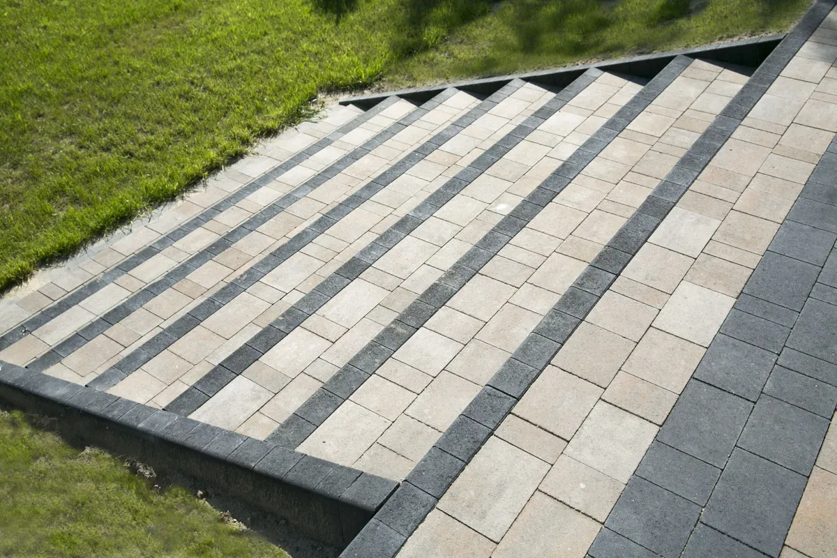 Rodzaje palisad i obrzeży do schod&oacute;w z kostki