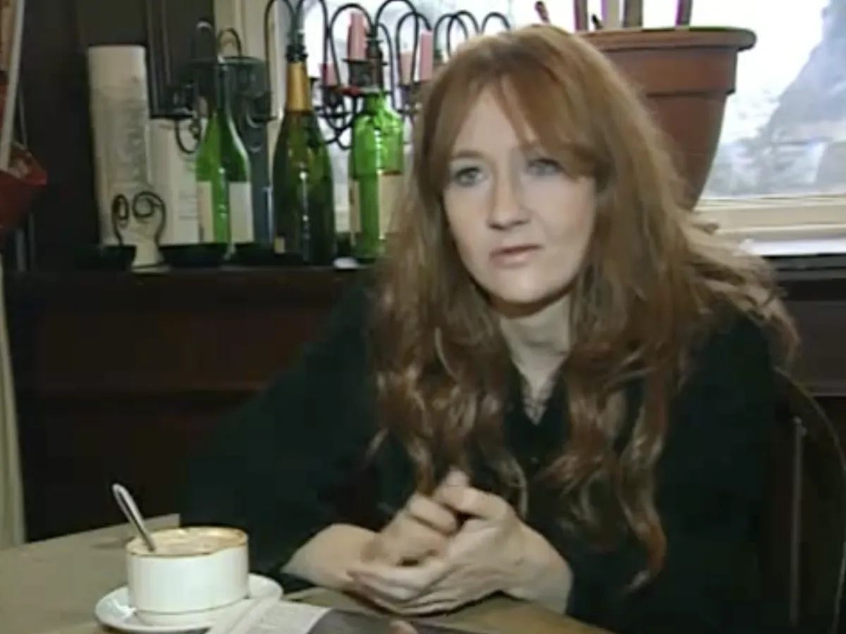 J. K. Rowling pisząca w kawiarni Edynburg