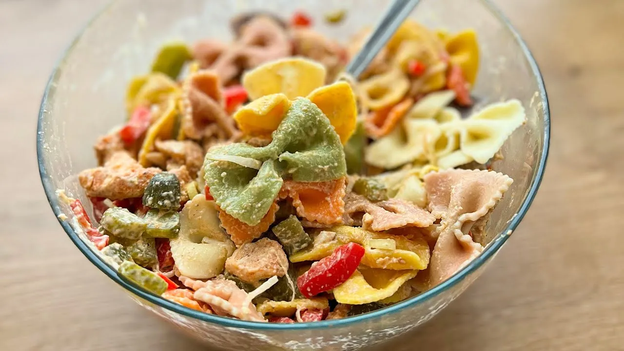 Sałatki makaronowe, makaron na zimno, kolorowe sałatki z makaronem