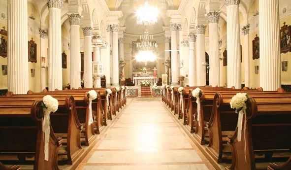 wnętrze kościoła udekorowane na ślub kwiatami