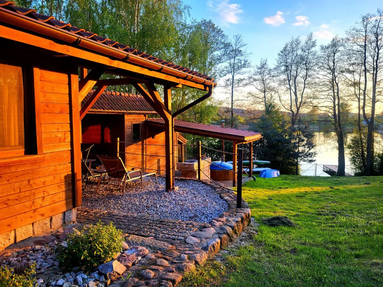 Domek nad jeziorem z balią i widokiem na wodę