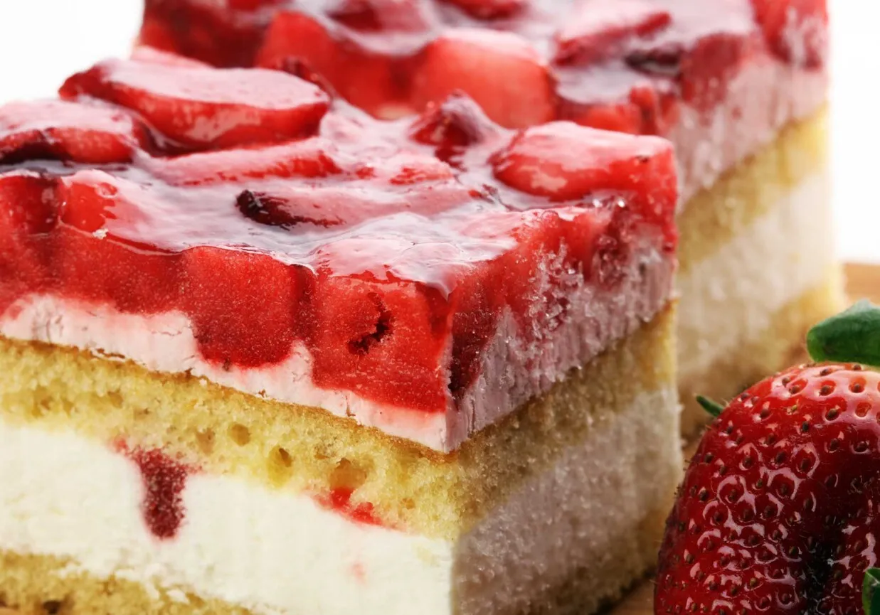 Ciasto z truskawkami podane z bitą śmietaną