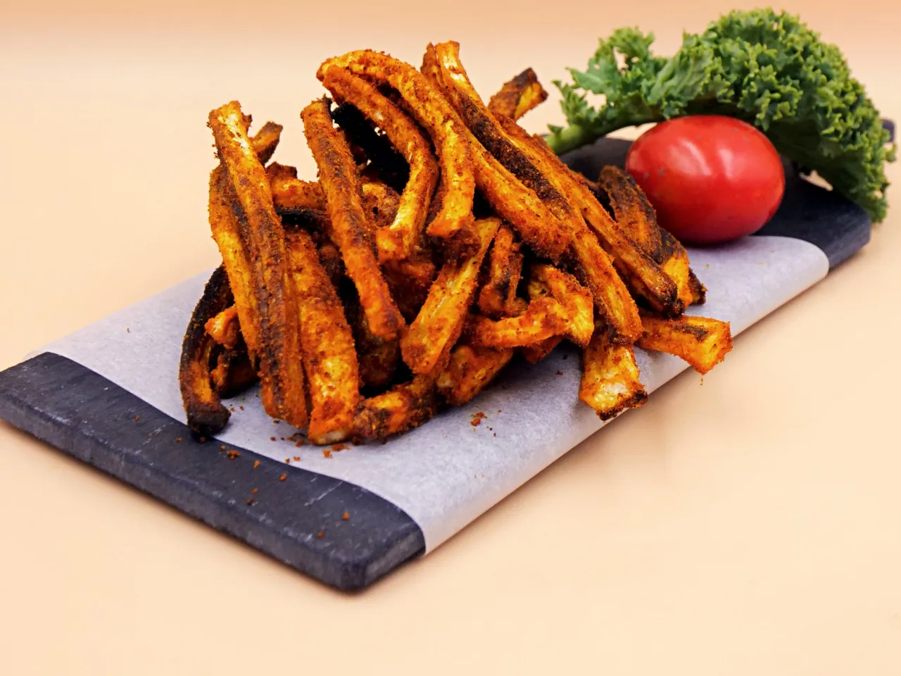 Chrupiące, przyprawione frytki z batat&oacute;w, idealne do przygotowania w domu. Zobacz, jak zrobić dietetyczne frytki!