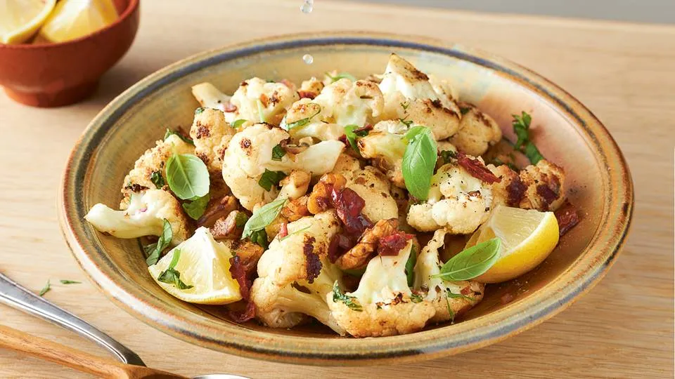 Ger&ouml;steter Blumenkohl Salat mediterran