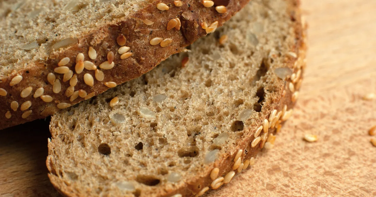 por&oacute;wnanie chleba pełnoziarnistego i białego