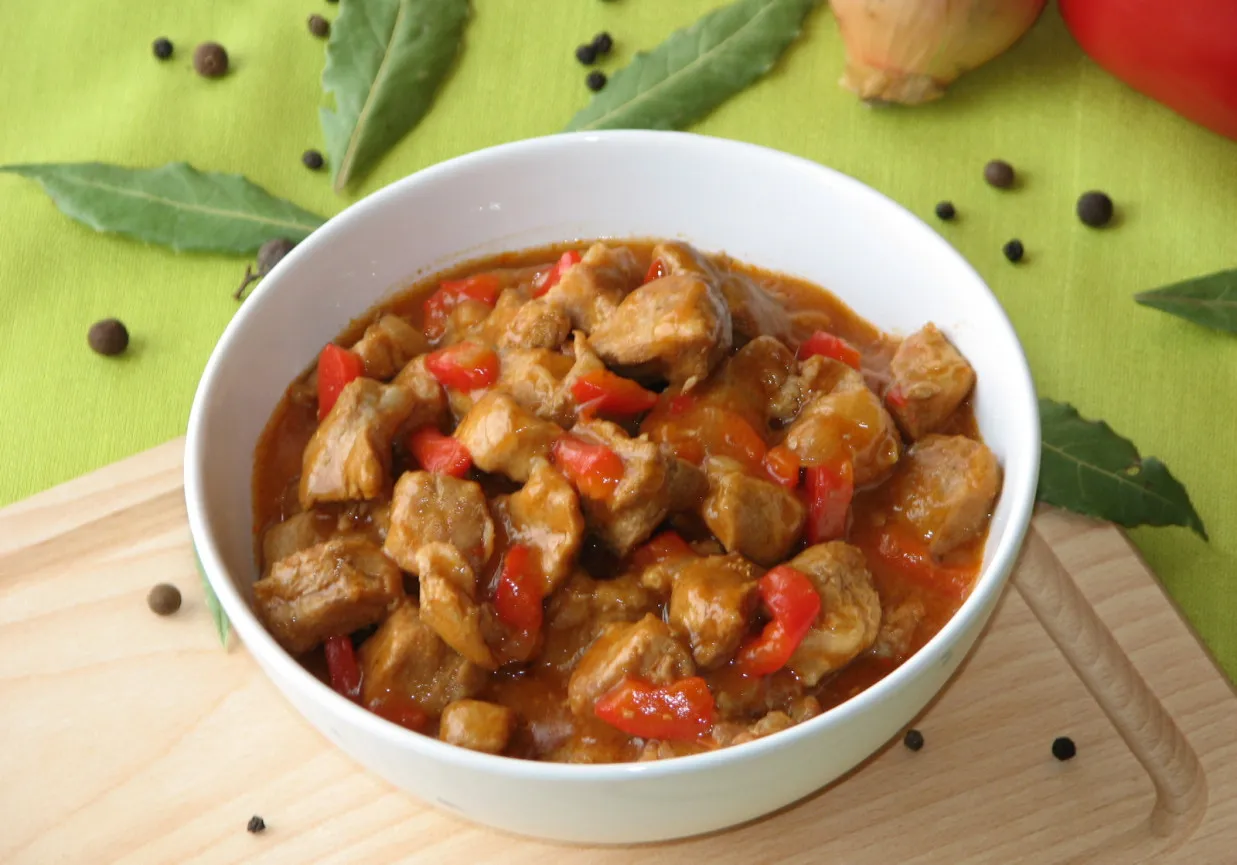 Szybki gulasz z szynki wieprzowej z papryką i cebulą