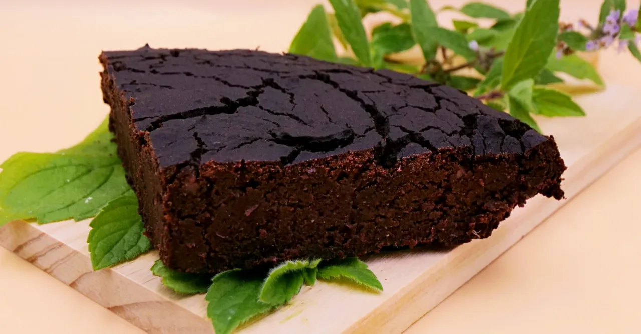 Gotowe brownie z czerwonej fasoli na talerzu