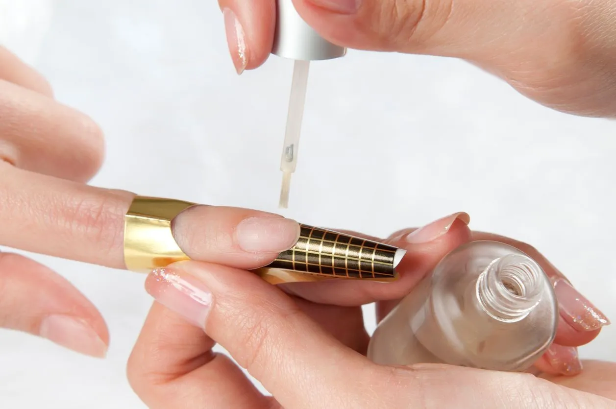 przedłużanie paznokci żelem na szablonie