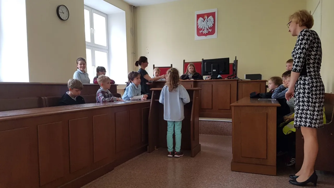 Sala rozpraw w sądzie rodzinnym w Polsce