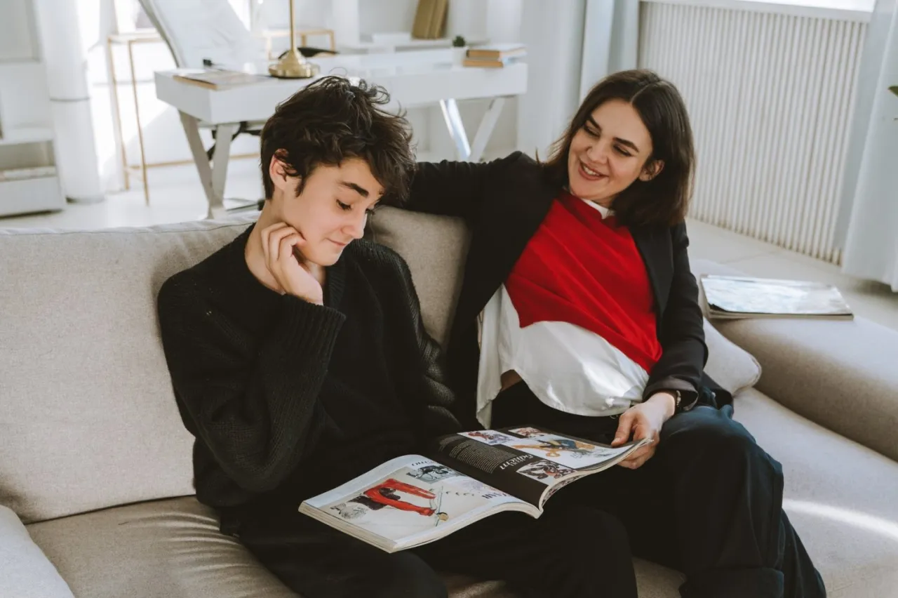 Nastolatek z rodzicem wspólnie planujący naukę