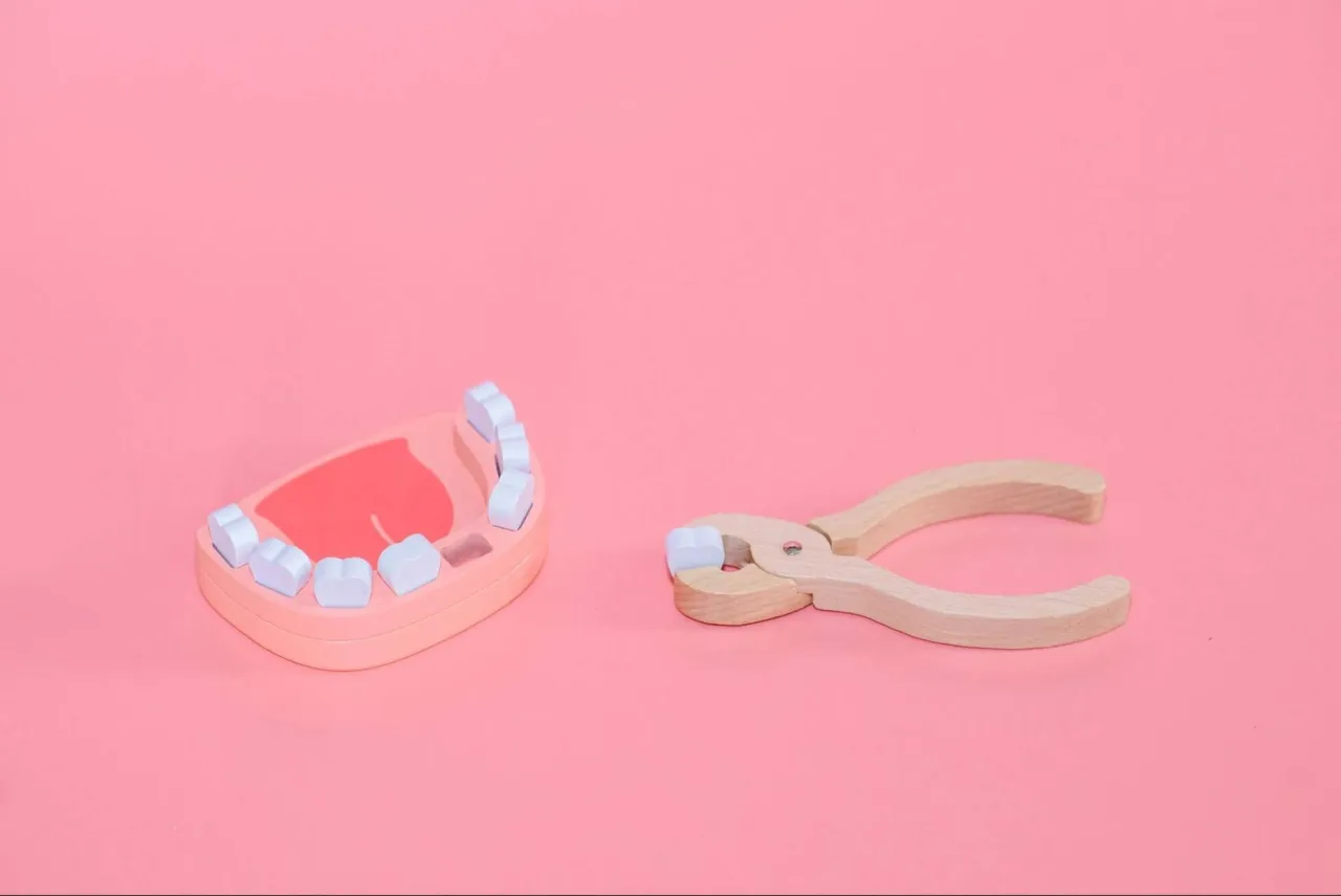 różnica ekstrakcja prosta a chirurgiczna