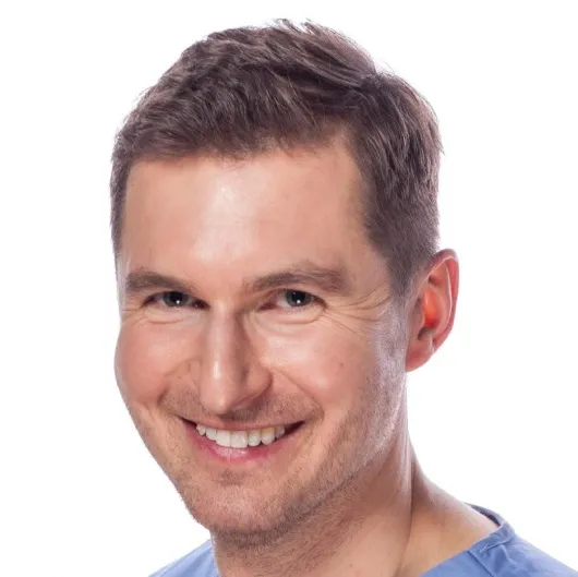 Różni specjaliści stomatologiczni: ortodonta, chirurg, protetyk