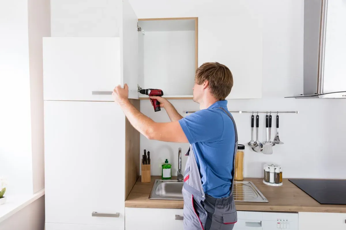 montaż szafek wiszących kuchnia