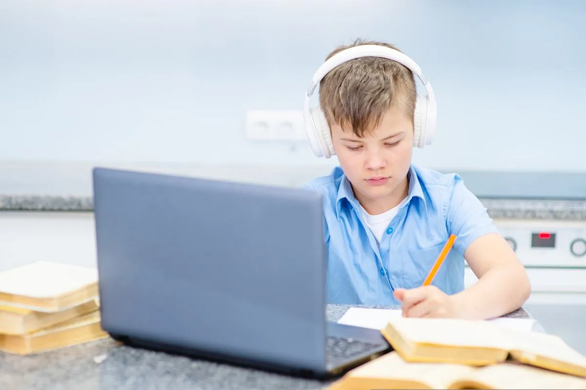 Uczeń z laptopem w chmurze edukacyjnej