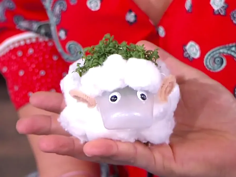 rzeżucha wielkanocna i ceramiczny baranek obok siebie