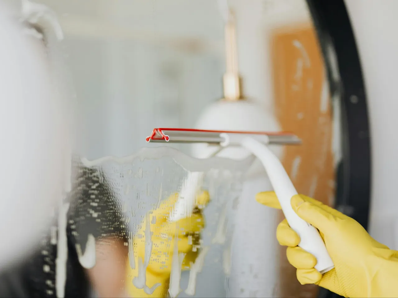 jak usunąć zaschniętą pastę z lustra