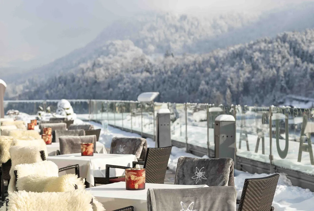 Sonnenterrasse eines Bergrestaurants in den bayerischen Alpen mit Panoramablick