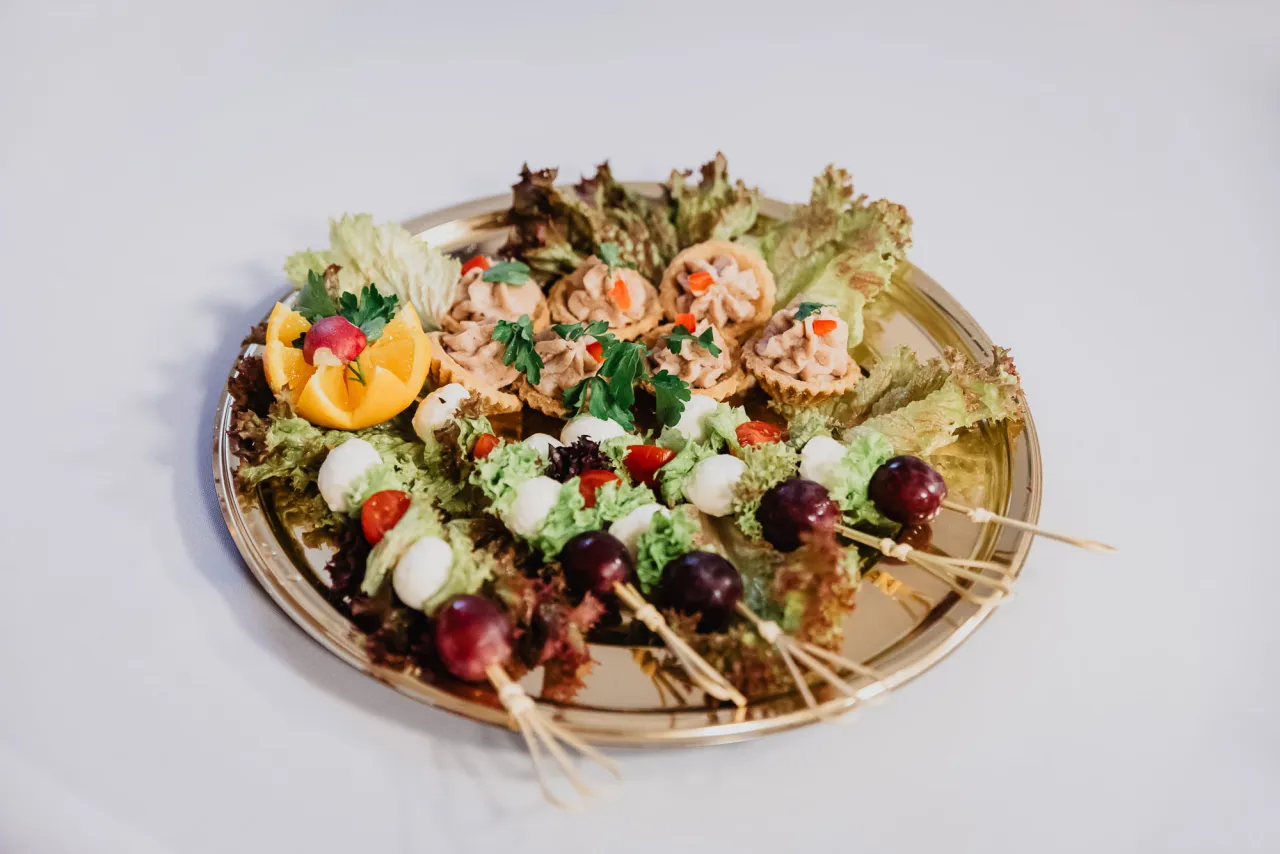 Standardowe menu cateringowe na komunię, zimna płyta komunijna