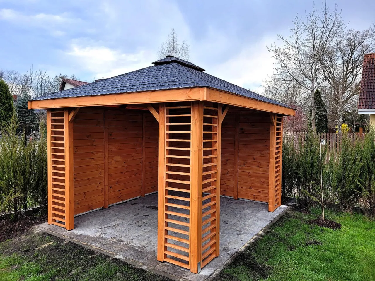 Drewniana altana 3x3 z ciemnym dachem z gontu. Idealna na letnie wieczory.