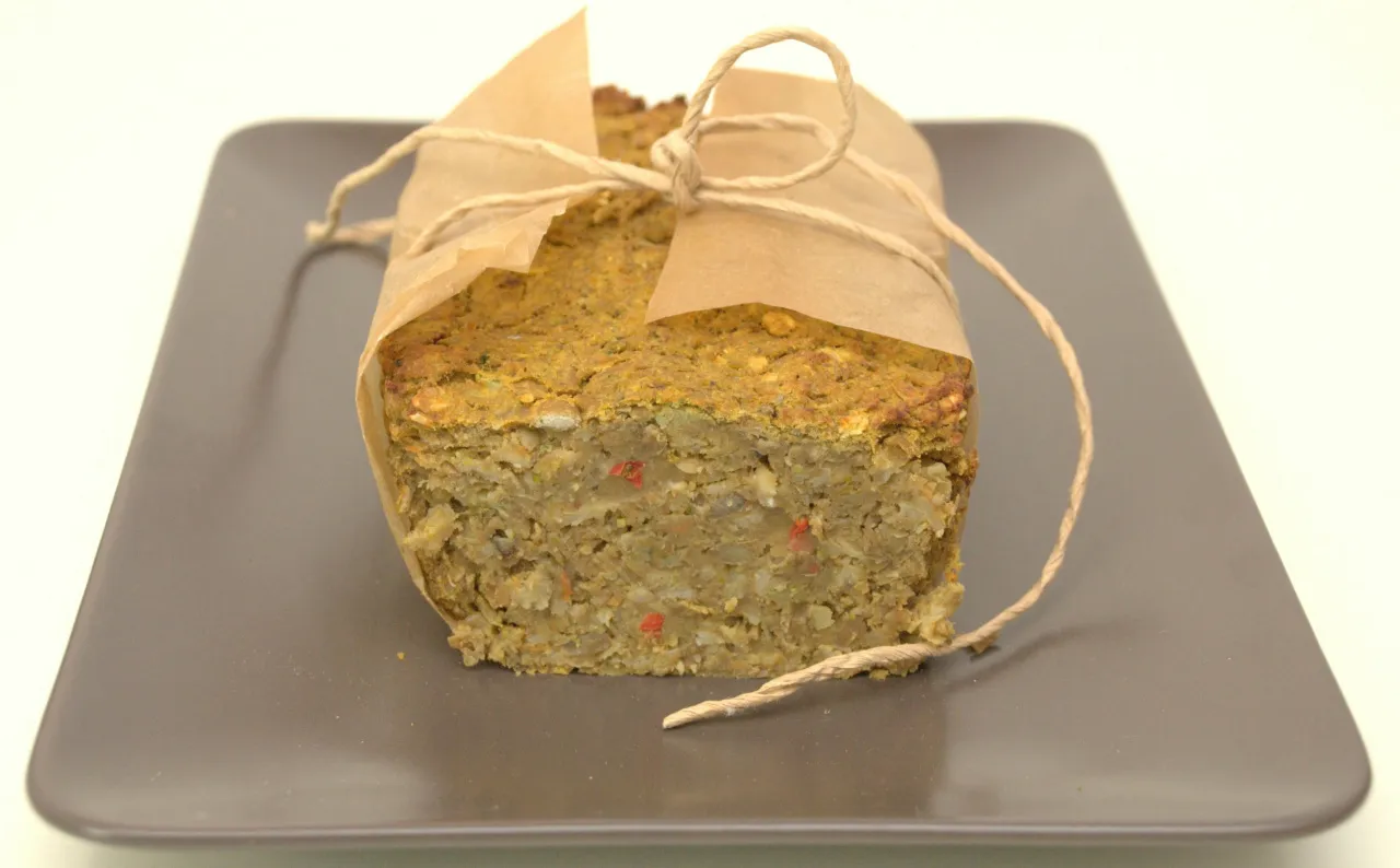 Wegański pasztet z soczewicy z ziołami na kromce chleba