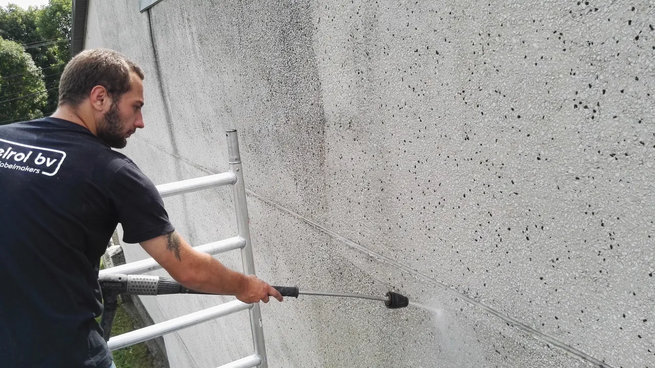 uszkodzenia elewacji przed malowaniem pęknięcia glony