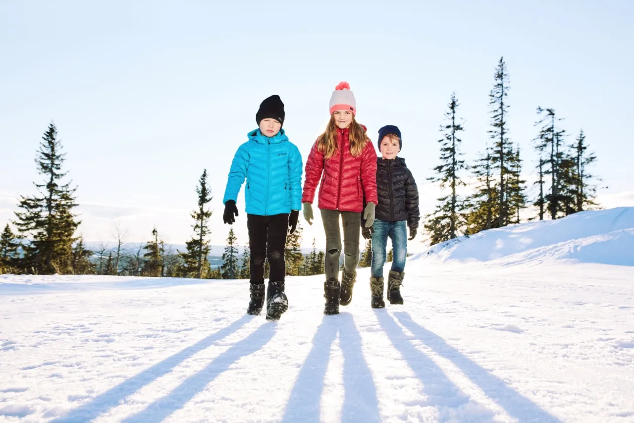 dziecko w g&oacute;rach zimą ubrane na cebulkę