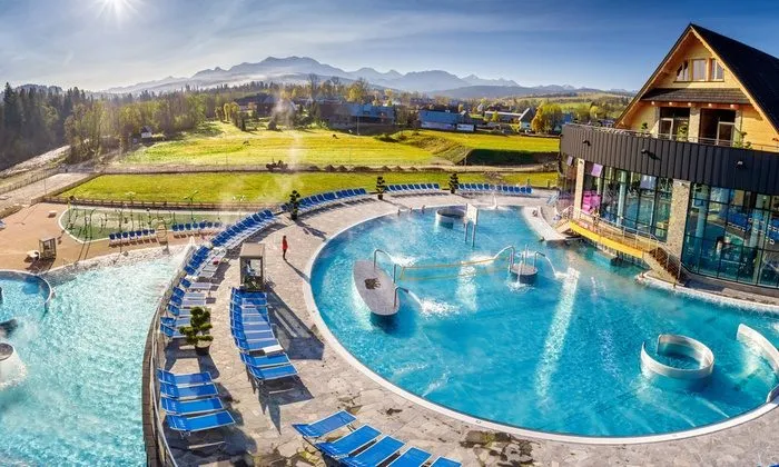 Termy Chochołowskie widok z g&oacute;ry baseny