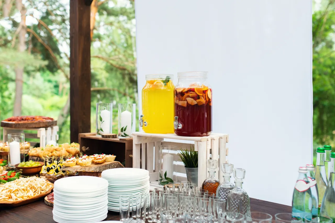 Wesele w upalny dzień goście pijący wodę