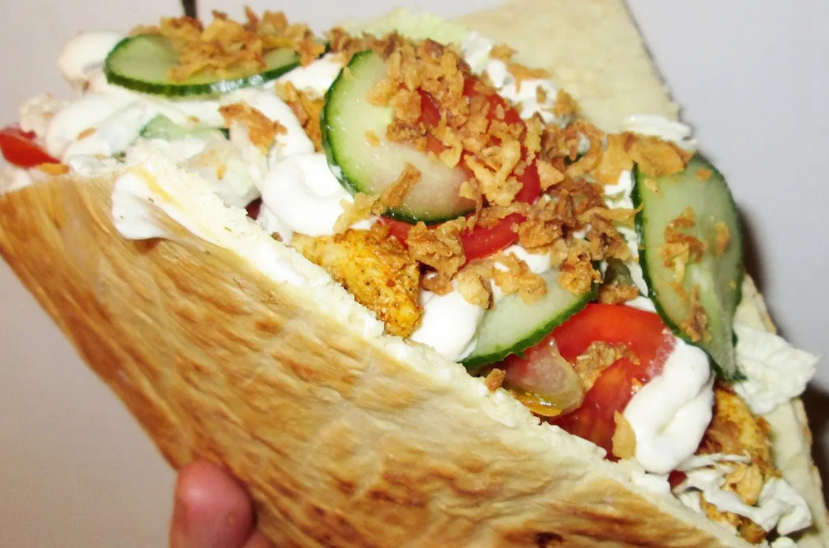 kebab w budce od środka, składniki kebaba, proces przygotowania kebaba