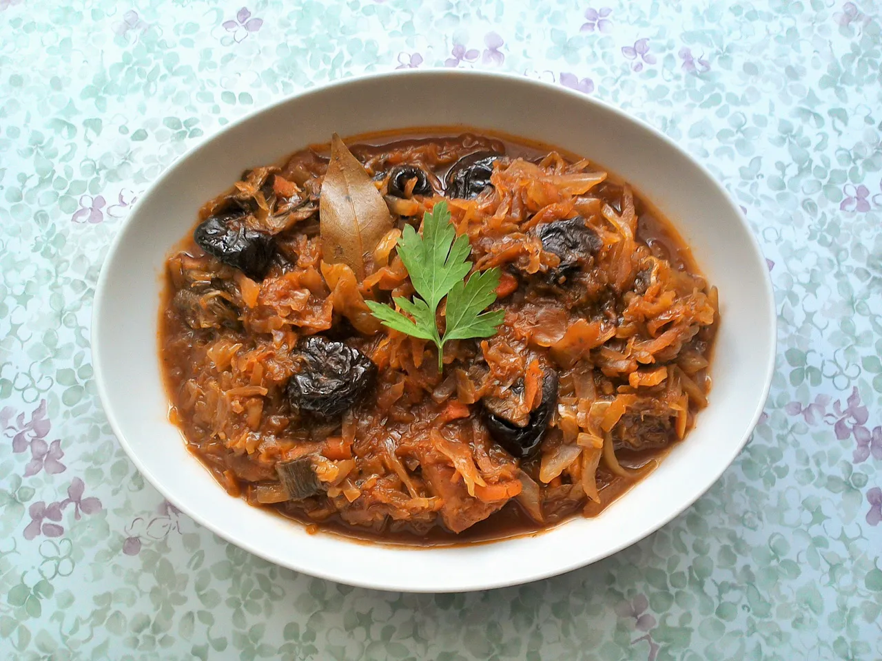 dodatki wzbogacające smak bigosu suszone śliwki grzyby wino