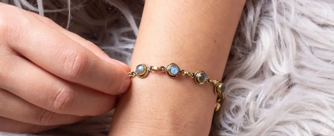 zielone ślady po biżuterii mosiężnej