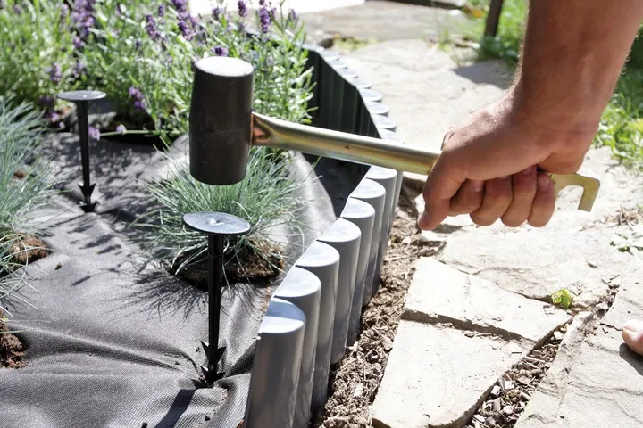 Układanie agrowłókniny pod kamień ogrodowy