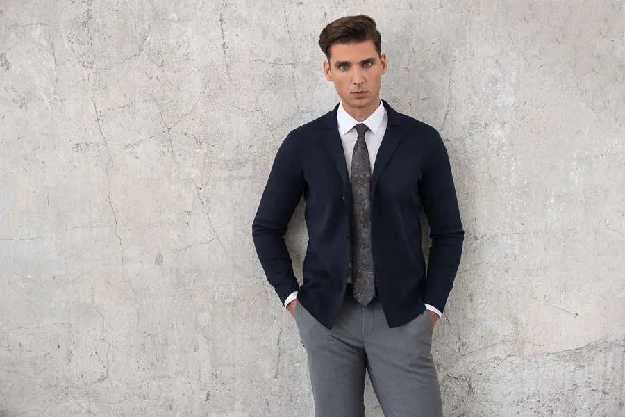 mężczyzna w koszuli i swetrze, warstwowe stylizacje męskie, kobieta w koszuli i kamizelce